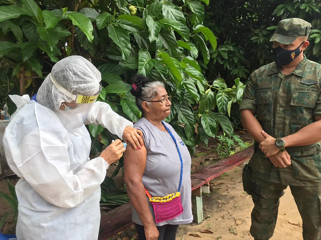 Casa Militar da Prefeitura de Manaus auxilia na  vacinação dos idosos acima de 65 anos das zonas rural e ribeirinha