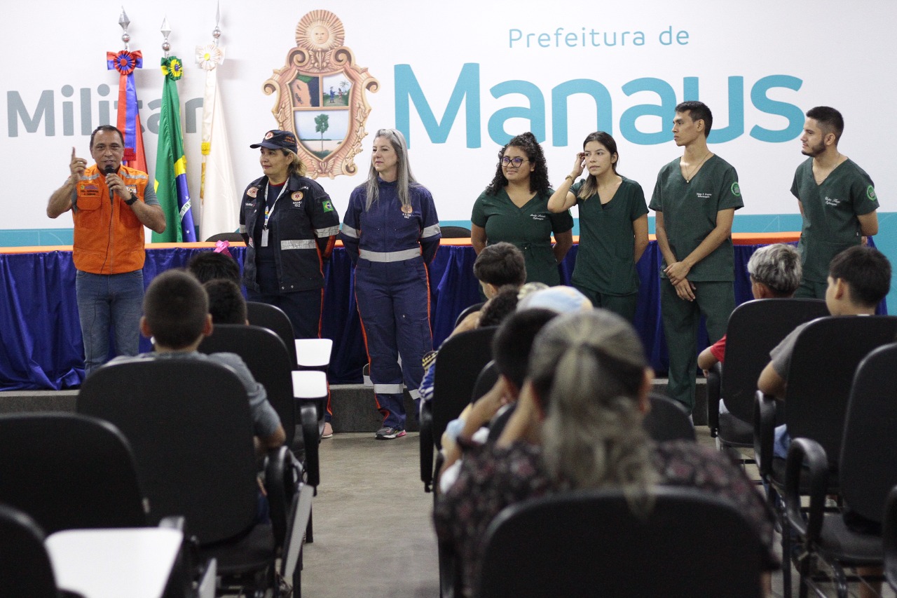 Defesa Civil Municipal recebe alunos de escola pública e fala sobre prevenção em áreas de risco de Manaus