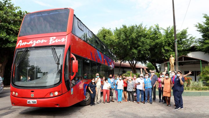 Prefeitura de Manaus realiza passeio turístico com idosos da Fundação Dr. Thomas e Parque do Idoso