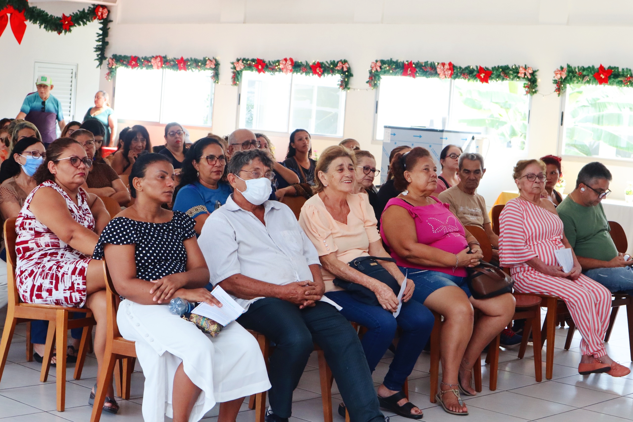 Grupos de pessoas sentadas lado a lado durante reunião familiar