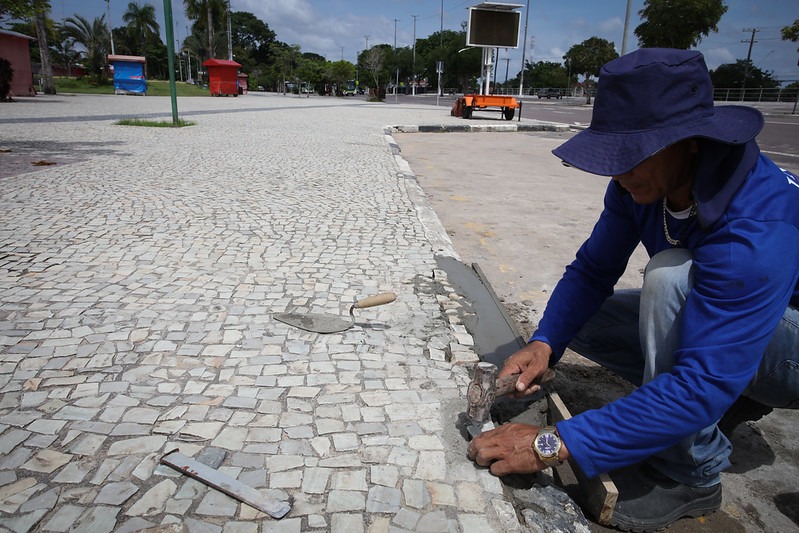 Reposição manual de pedras portuguesas