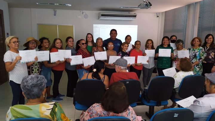 Prefeitura de Manaus certifica 45 aposentados e pensionistas nos cursos de ‘Zumba’ e ‘Exercitando a Memória’