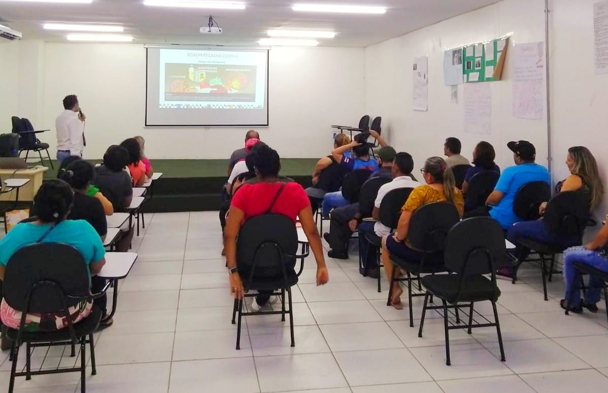 Prefeitura de Manaus promove palestra sobre manipulação de alimentos a permissionários de feiras e mercados