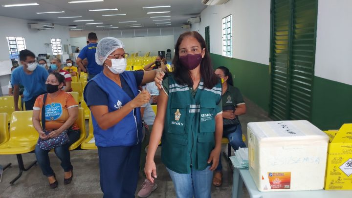 Prefeitura inicia vacinação de servidores da Semasc que atuam no combate à Covid-19