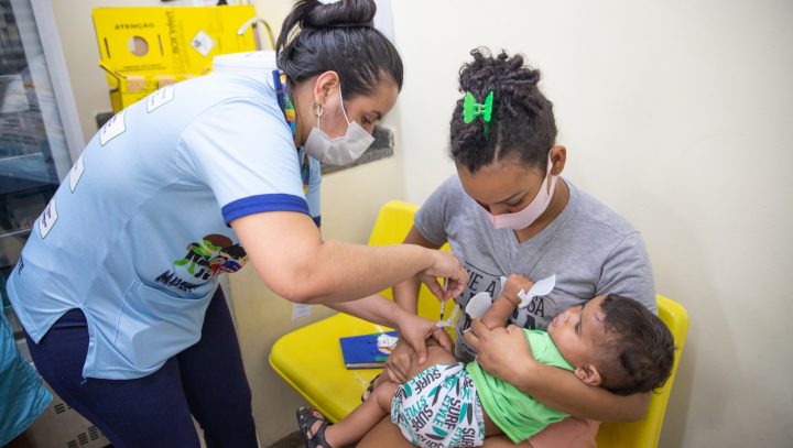 Bebês sem comorbidades são incluídos na imunização contra a Covid-19 pela Prefeitura de Manaus