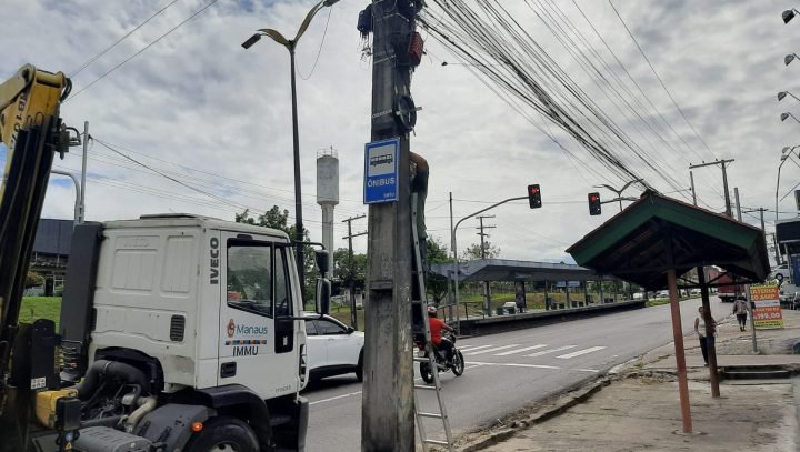 Prefeitura de Manaus realiza 445 manutenções em paradas de ônibus durante o ano de 2022