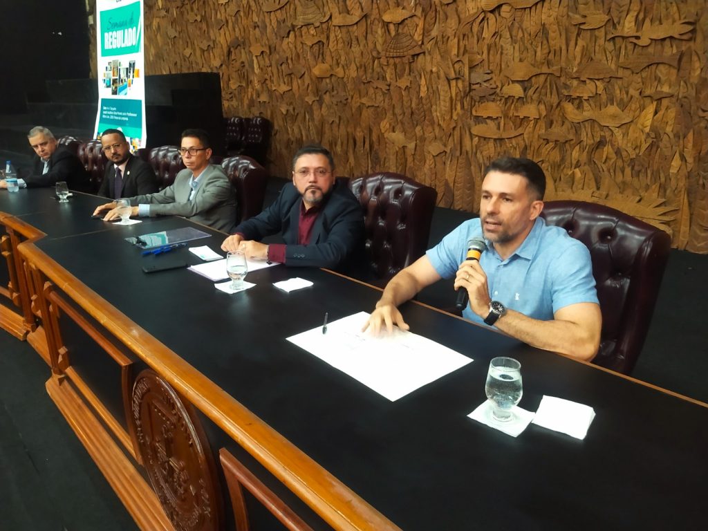 #paratodosverem - Subsecretário municipal de Gestão da Saúde, Djalma Coelho, discursando durante programação da Semana do Regulado