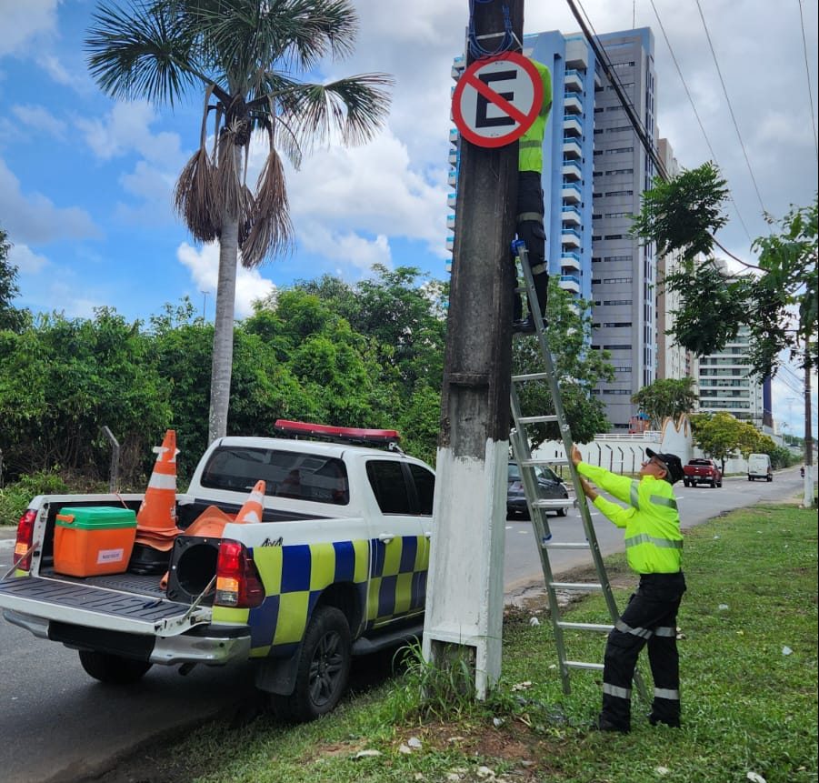 Placa de proibição de estacionamento