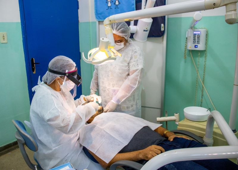 #paratodosverem – Equipe da Semsa realizando atendimento de saúde bucal em Unidade Básica de Saúde (UBS).