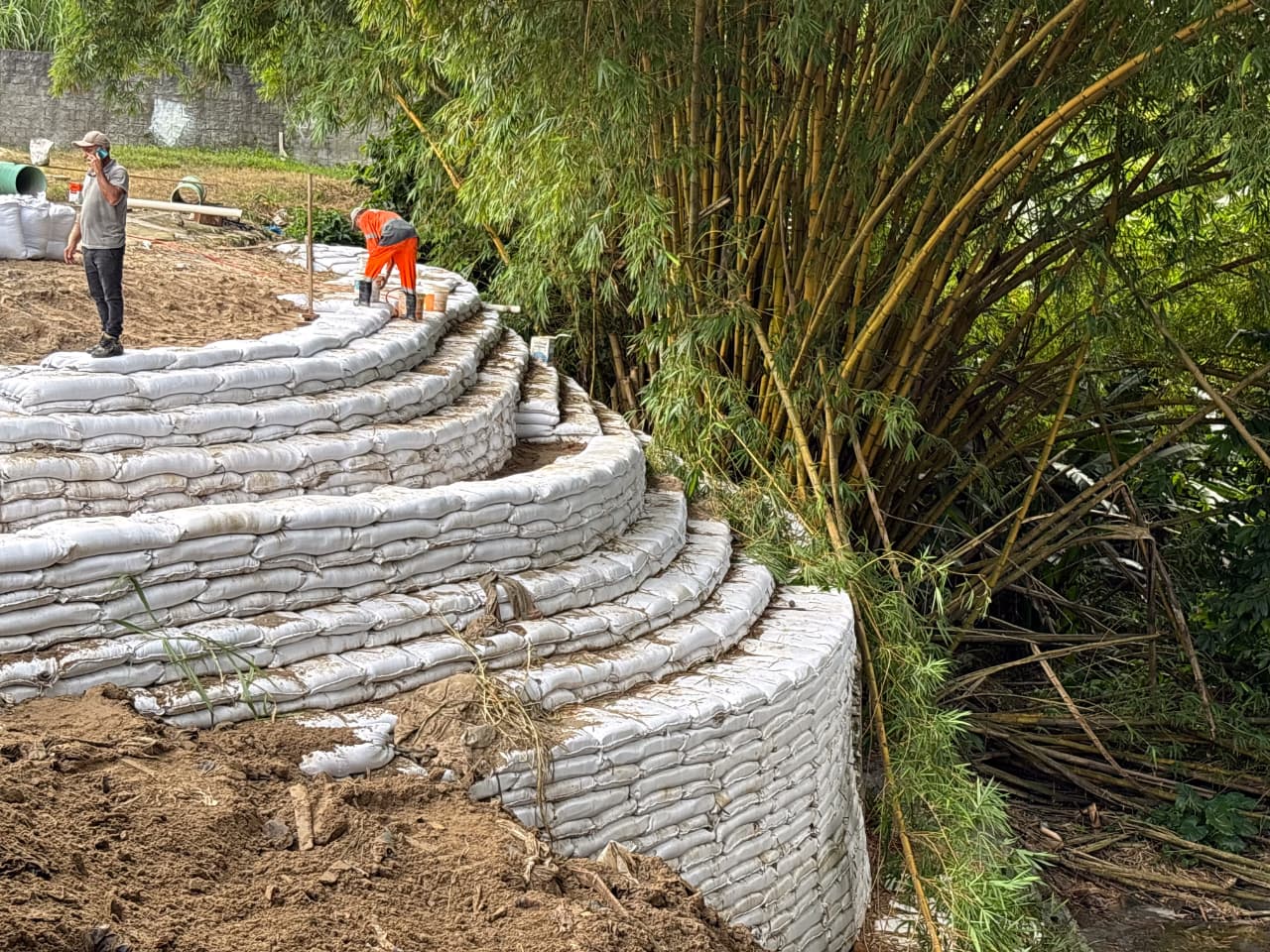 Contenção em rip-rap