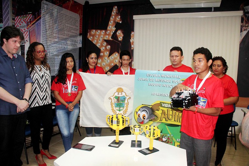 Equipe de robótica de escola municipal se prepara para Torneio Internacional com curso intensivo de inglês