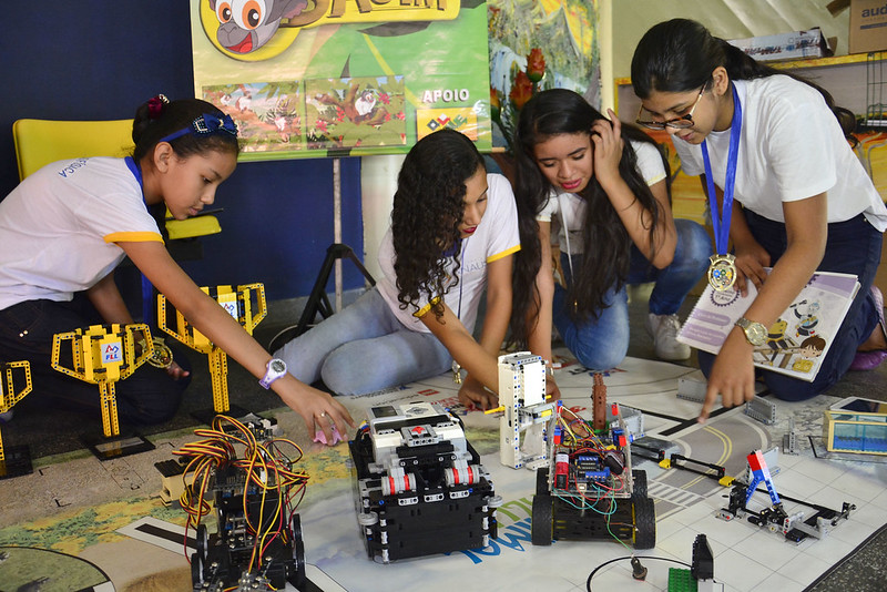 Rede municipal estimula uso da linguagem, programação e robótica em escolas