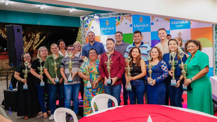 Educadores, escolas e alunos destaques em projetos da EJA recebem premiações da Prefeitura de Manaus em solenidade