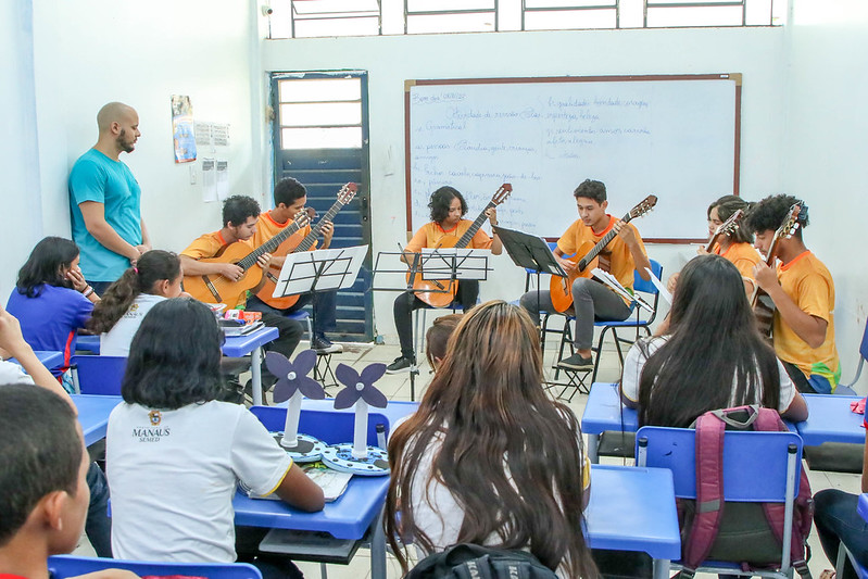 Escola da zona Rural de Manaus recebe orquestra de violão do Liceu Cláudio Santoro