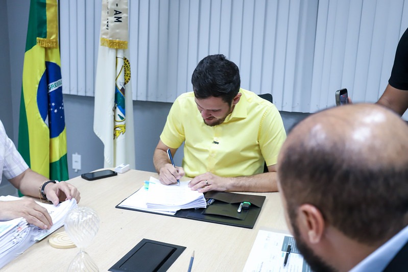 Prefeito Renato Junior libera mais de R$ 7,4 milhões para o Proesc e garante mais autonomia e agilidade para pequenos reparos em 515 escolas de Manaus