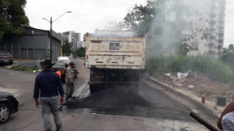 Prefeitura de Manaus trabalha com recuperação asfáltica no bairro Nossa Senhora das Graças