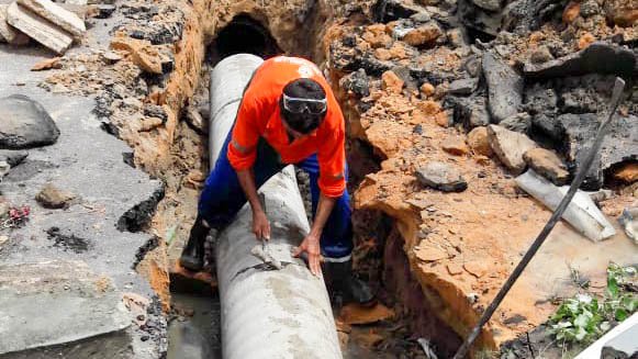 Prefeitura de Manaus trabalha na troca de tubulação na rede de drenagem profunda no bairro Nova República