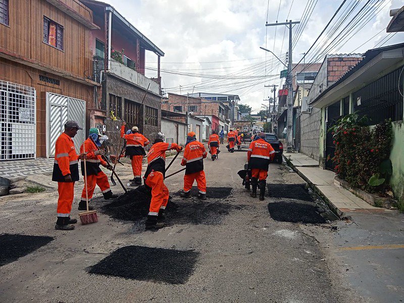 Prefeitura intensifica serviços de recomposição asfáltica em via do conjunto Promorar