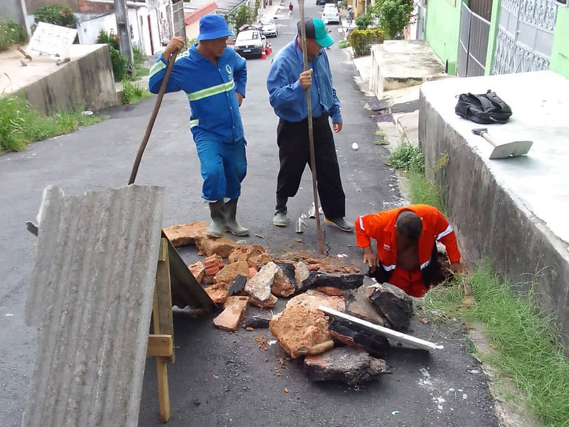 Prefeitura trabalha na troca de tubulação de rede drenagem no Dom Pedro