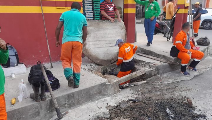 Prefeitura atua emergencialmente na desobstrução de bueiros entupidos por lixo no Riacho Doce