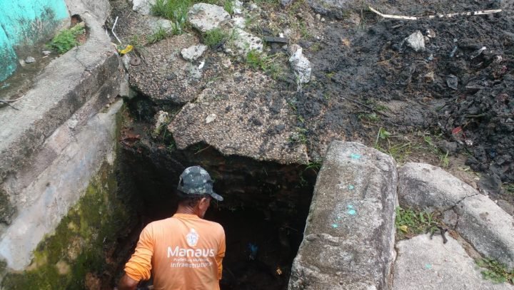 Prefeitura de Manaus intensifica serviços de desobstrução de caixa coletora no período chuvoso para evitar alagamentos