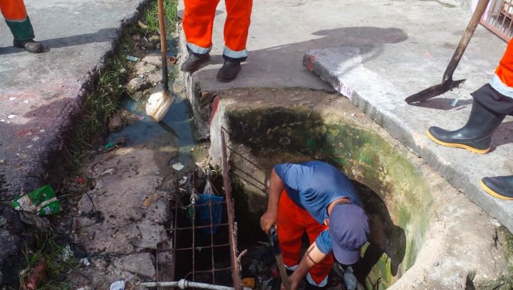 Prefeitura de Manaus recupera rede de drenagem na avenida Ayrão