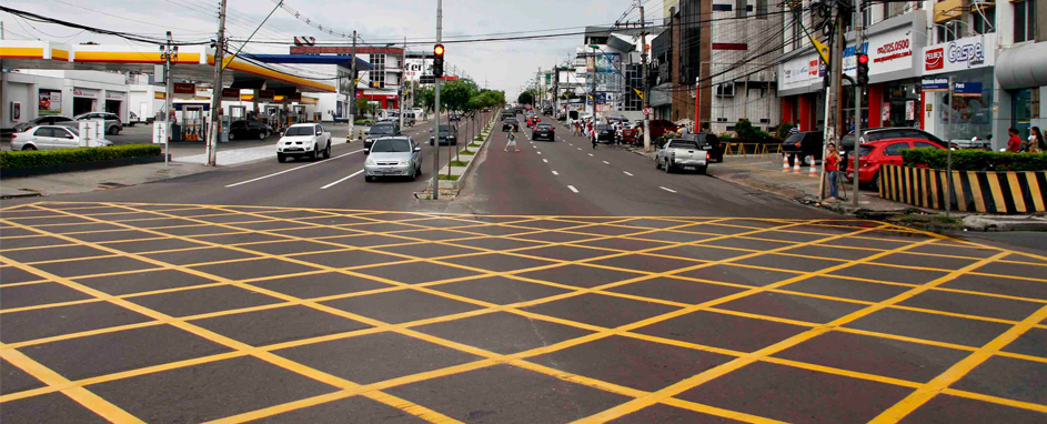 Prefeitura implanta nova sinalização em cruzamentos da Djalma Batista