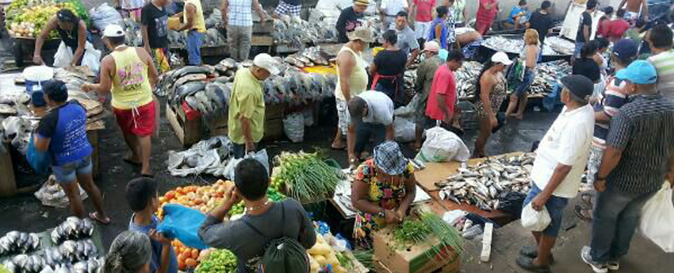 Ação retira feira irregular montada no entorno do Mercado Adolpho Lisboa