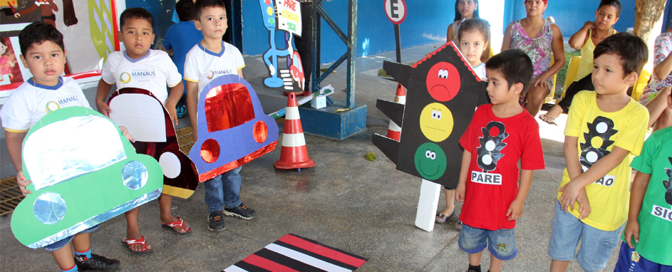Alunos da educa&ccedil;&atilde;o infantil participam de pr&aacute;tica para tr&acirc;nsito mais seguro  - Prefeitura Municipal de Manaus