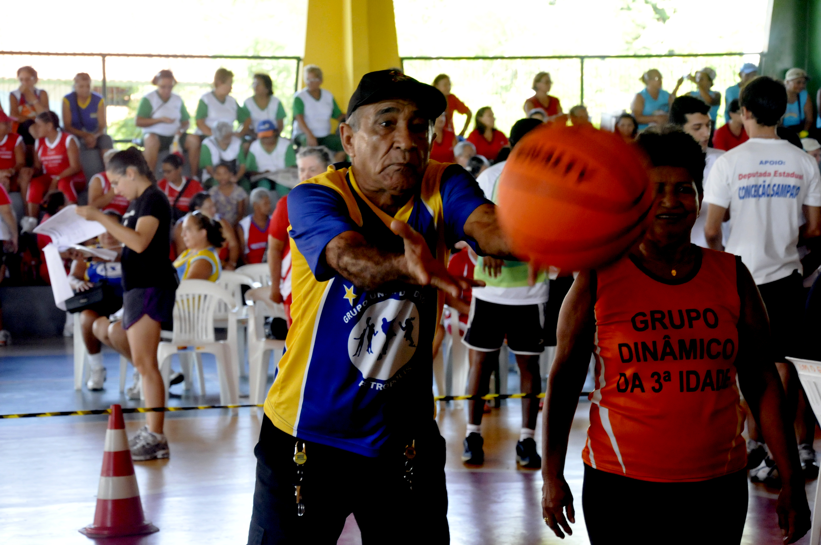 MANAUS, AM, 14/09/2010 - ESPORTES - JOGOS DE SALÃO VÁLIDOS PELA 12ª OLIMPÍADAS DA 3ª IDADE. REALIZADOS NA QUADRA E ÁREA EXTERNA DO PARQUE DOS IDOSOS. FOTOS: ANTONIO LIMA/SEMDEJ