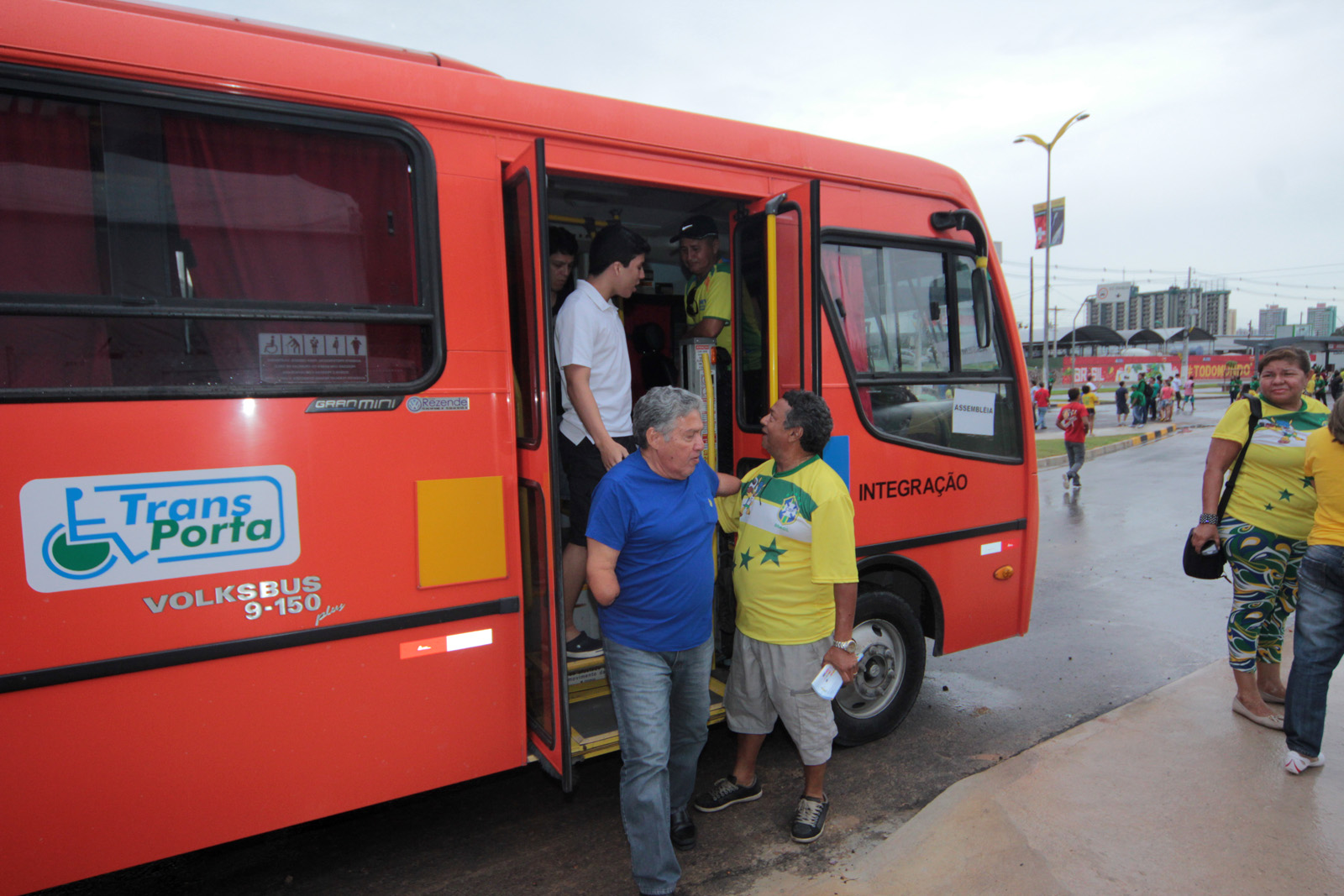 MANAUS/AM - 18/06/2014 SEGUNDO DIA DE JOGO EM MANAUS CROÁCIA X CAMARÕES. ENTORNO DA ARENA DA AMAZONIA - SERVIÇOS. FOTO: KARLA VIEIRA / SEMCOM