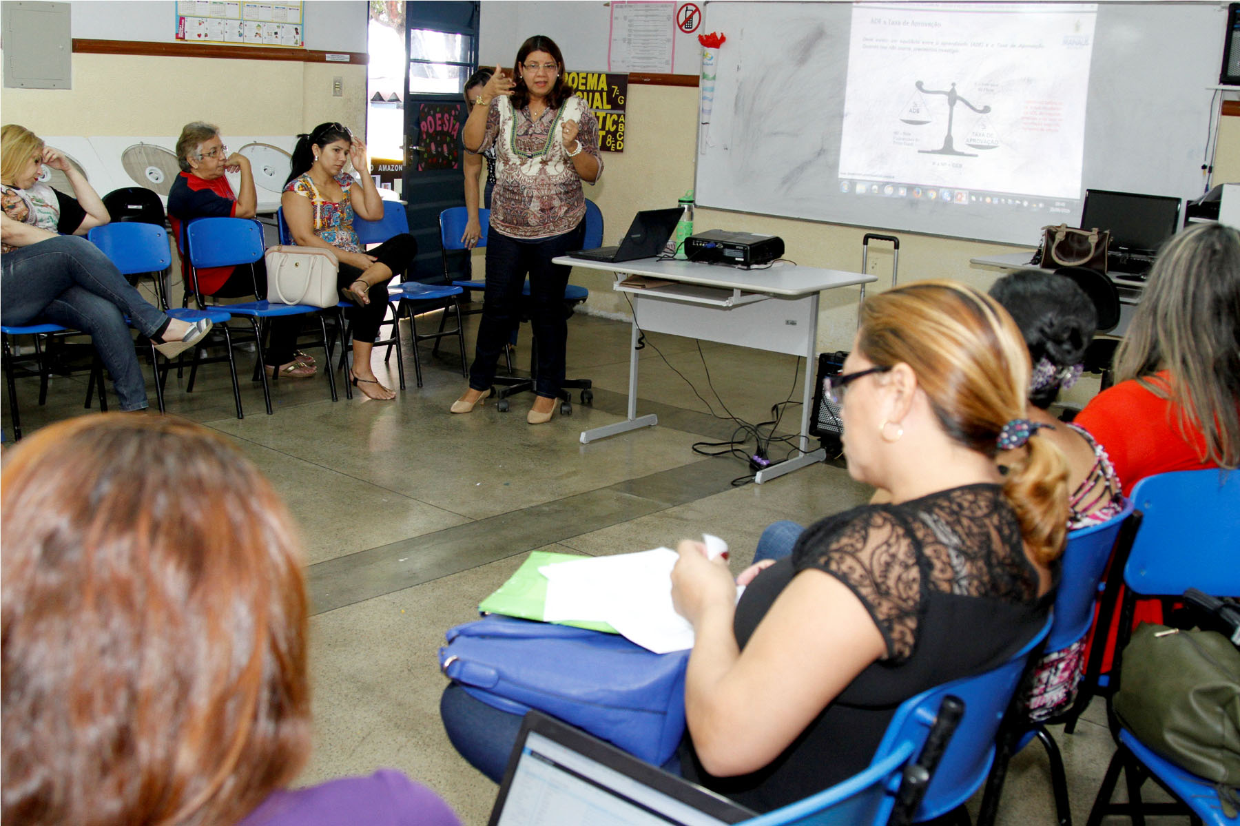 Escola municipal promove debate entre professores sobre resultados educacionais. Fotos: Lton Santos.