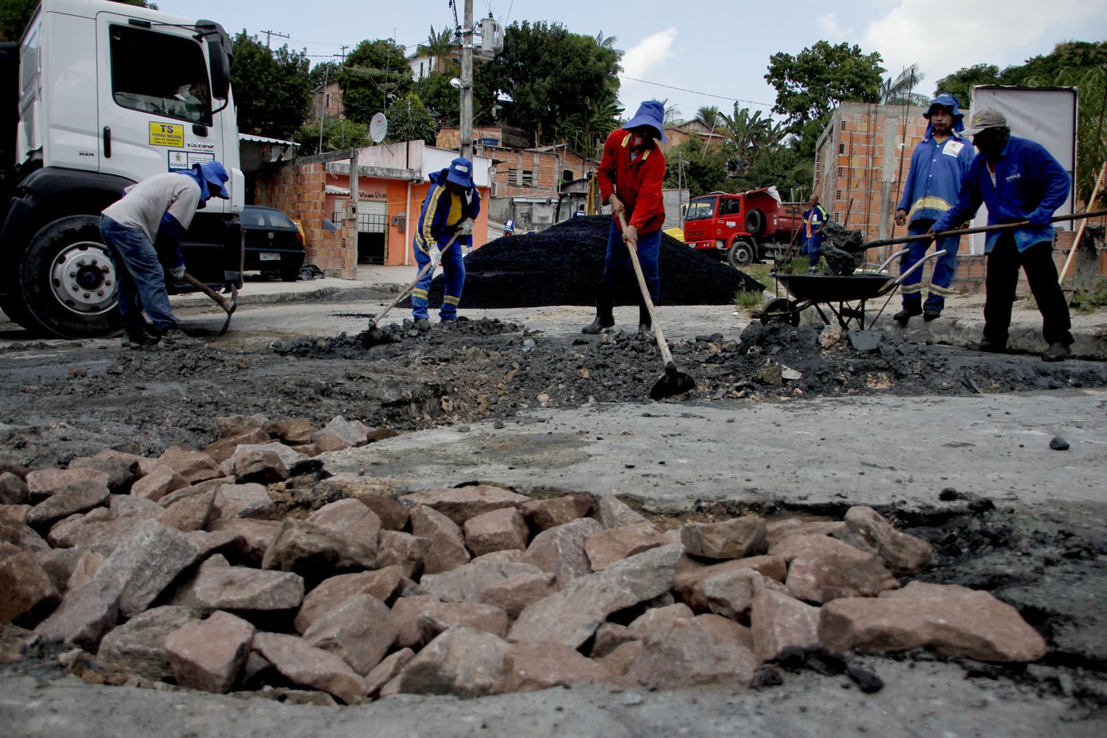 Manaus - 26/08/2016 Operação Tapa Buraco no bairro Nova Conquista Foto: Marinho Ramos / Semcom