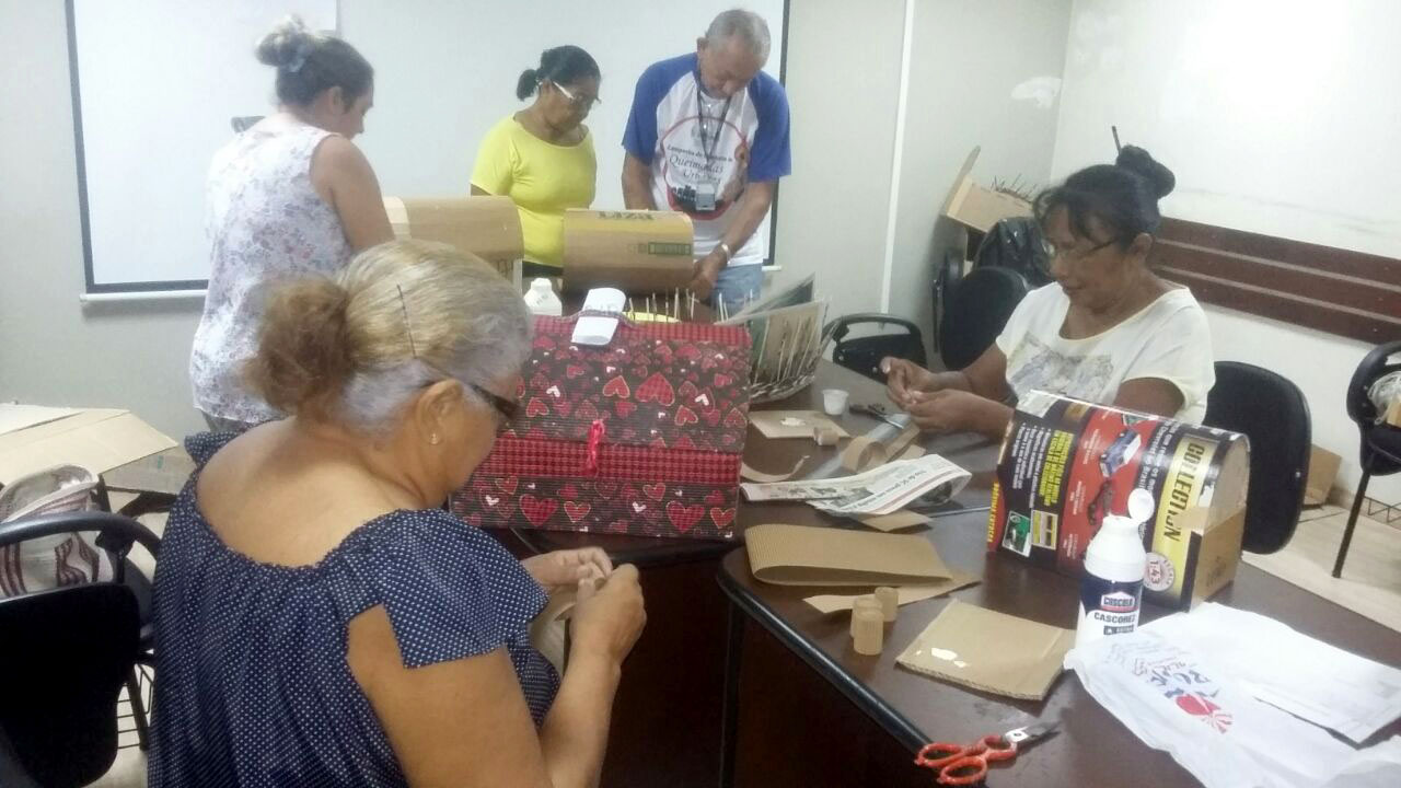 Oficina ensina a confeccionar cestas e baús a partir do reaproveitamento de papel e papelão. Fotos Assessoria.