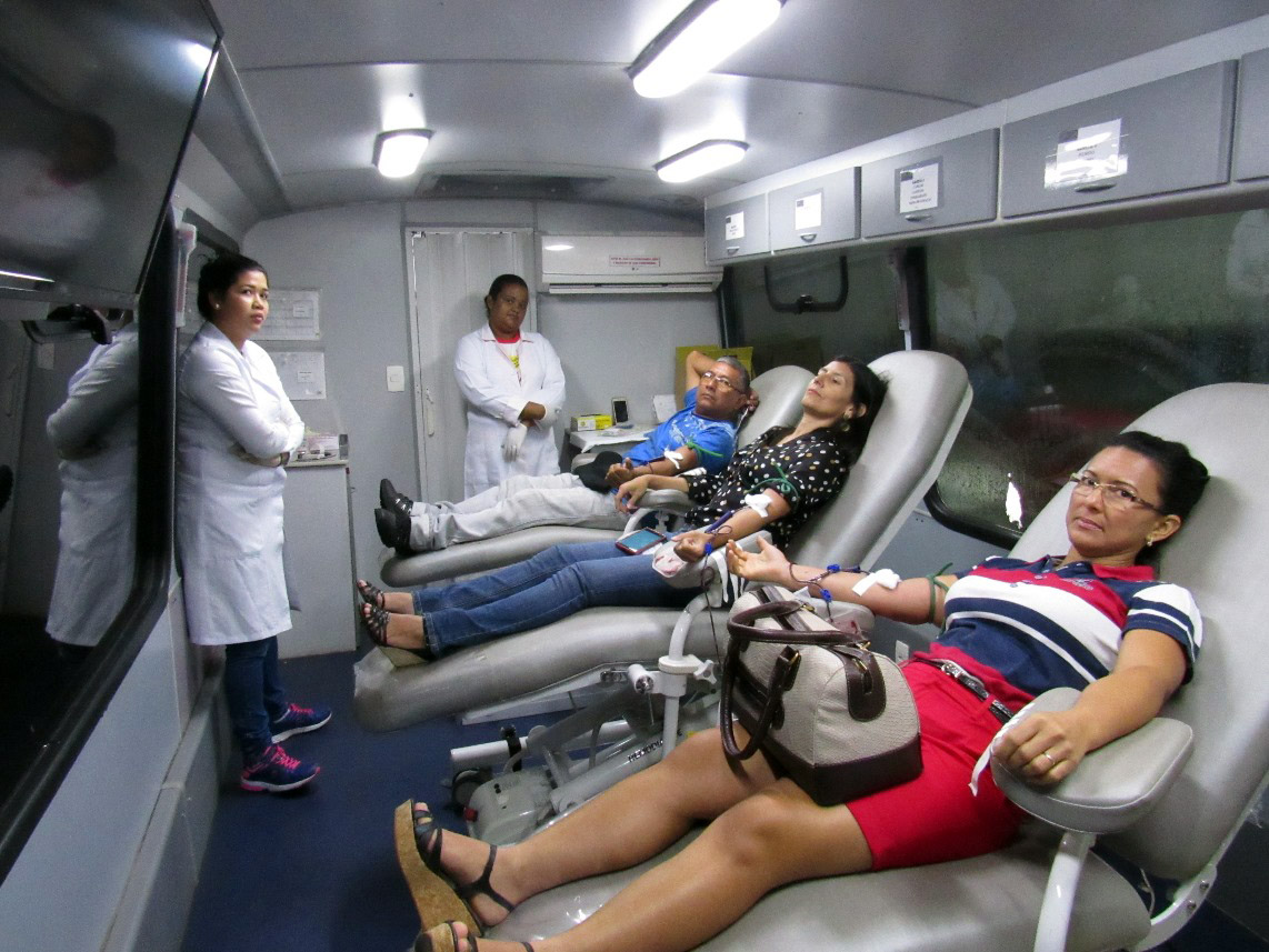 Com objetivo de aumentar o numero de bolsas de sangue no estoque da Fundação Hospitalar de Hematologia e Hemoterapia do Amazonas (Hemoam), a Secretaria Municipal de Educação (Semed) convida aos interessados a doar sangue, comparecer de 8h às 12h desta terça-feira, 20, na unidade móvel do Hemoam que estará no estacionamento da sede da Semed, localizada na avenida Maceió, no bairro Parque 10, zona Centro Sul. Fotos: Arquivo/Semed.