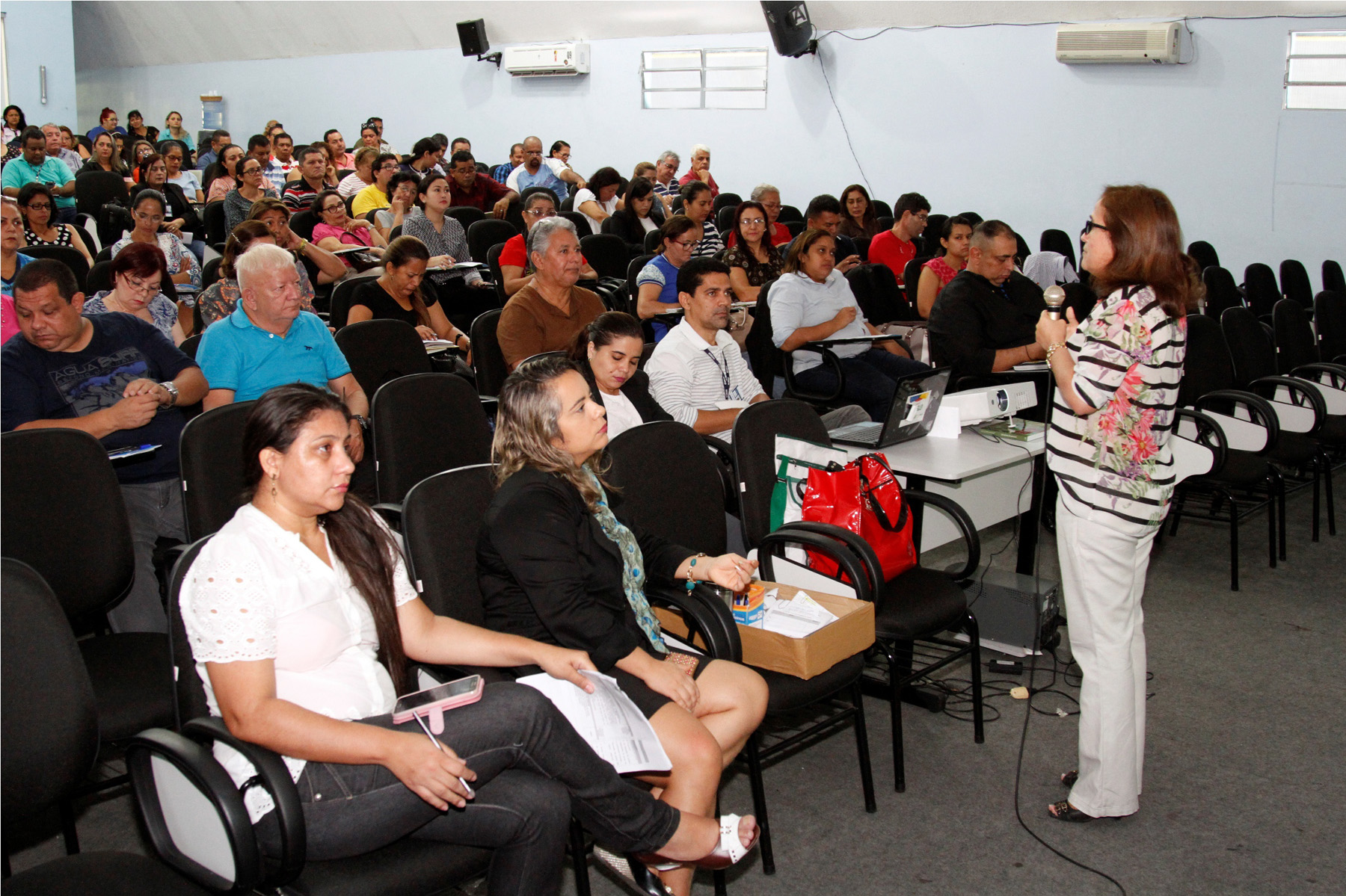Gestores das escolas da rede municipal recebem orientações para aplicar recursos federais. Fotos: Lton Santos.