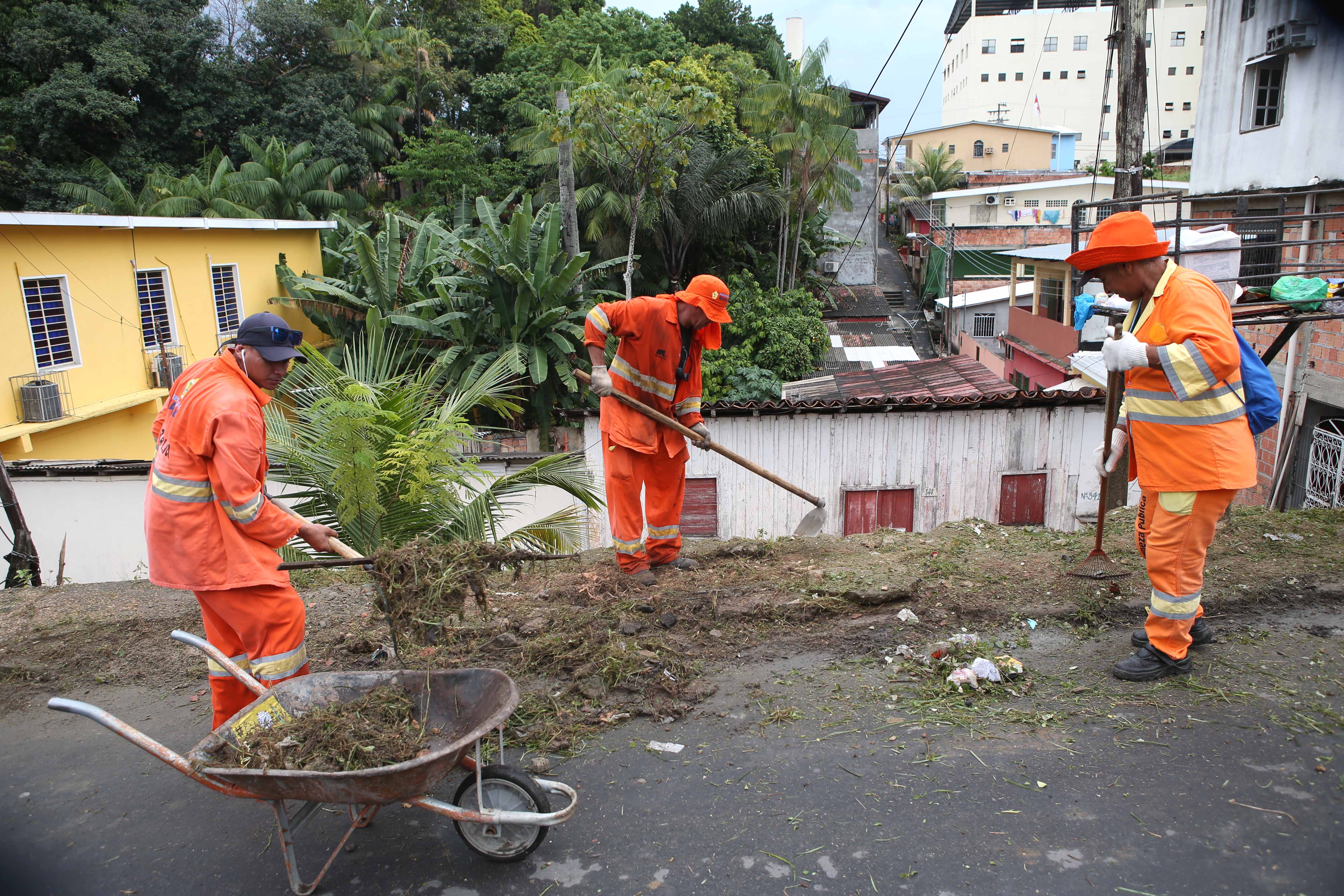 Manaus, 09/09/16. Mutirao de limpeza publica no bairro de Sao Geraldo. Foto: Raimundo Valentim/Semcom