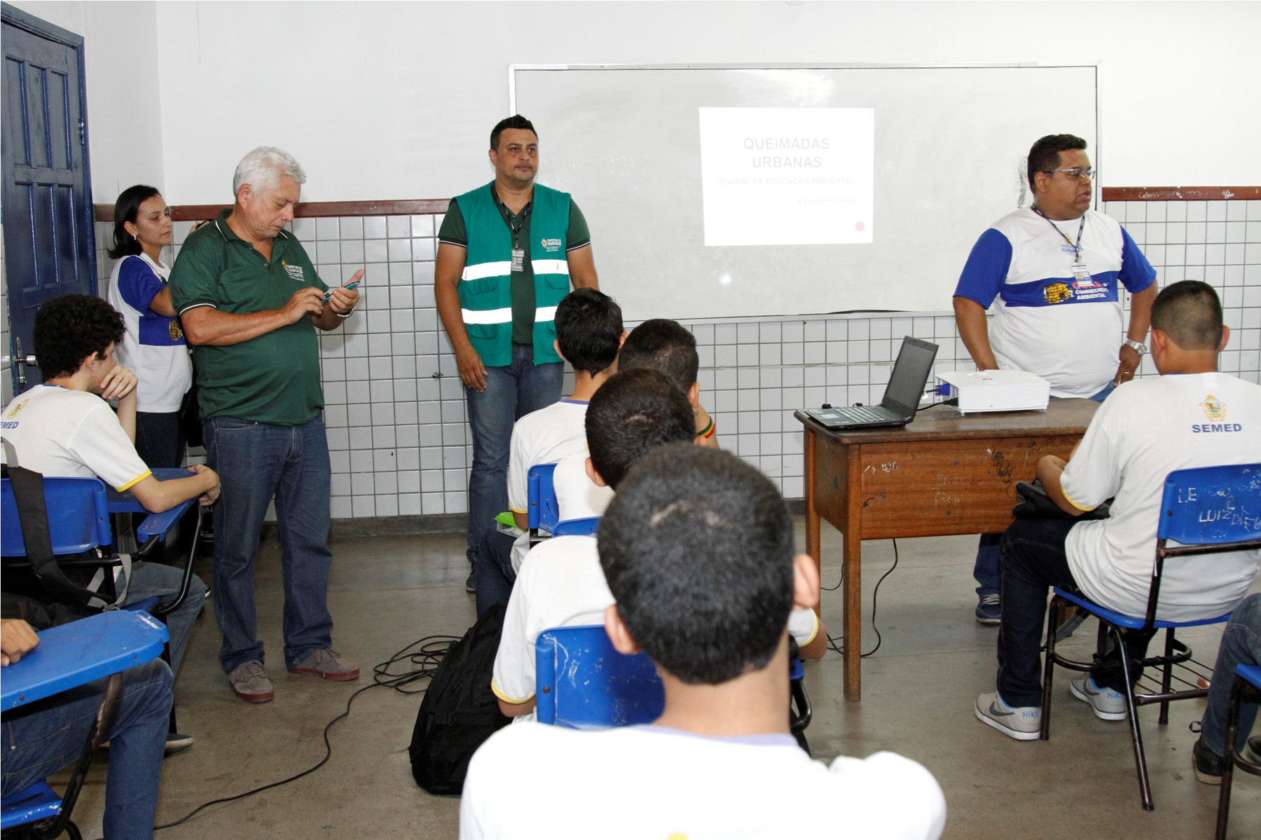 Escola municipal recebe projeto ambiental Oca vai à Escola Fotos: Lton Santos.