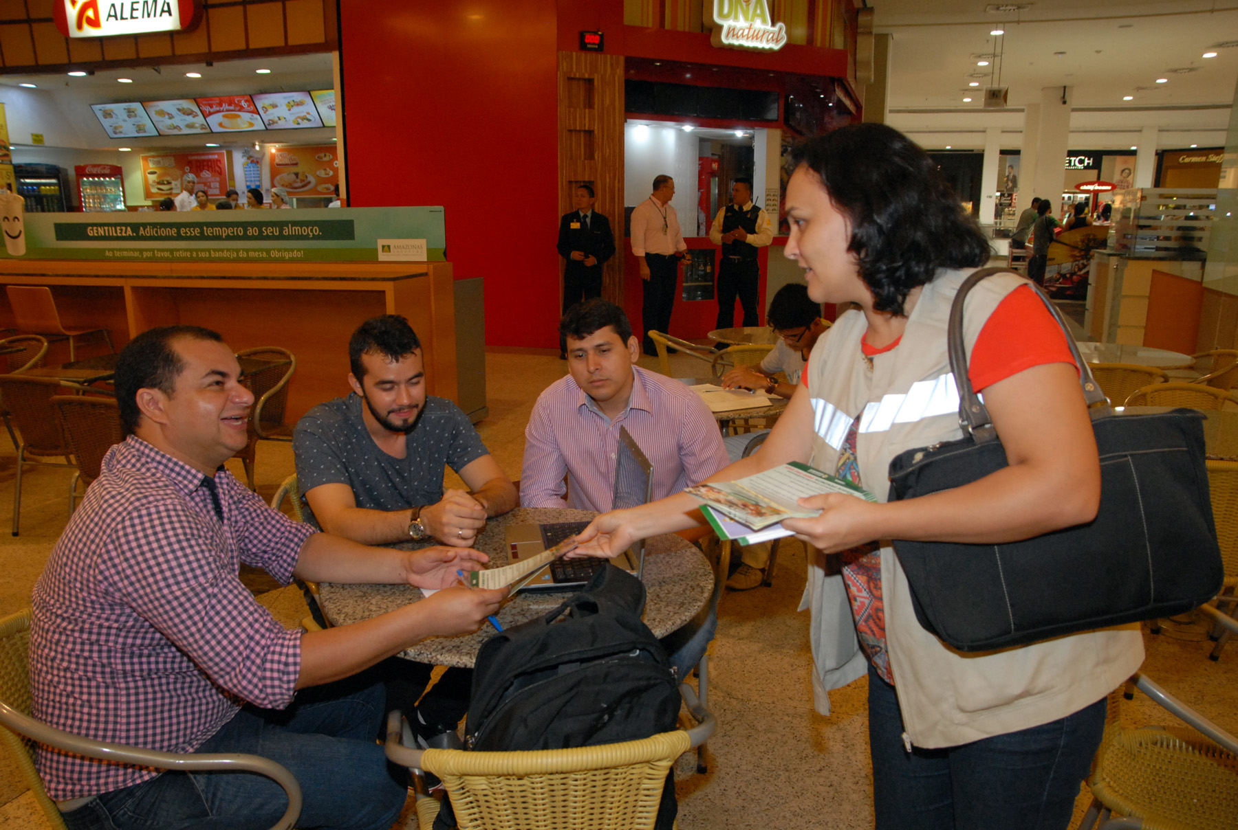 Visa Manaus retoma ação de segurança alimentar junto às praças de alimentação. Fotos: José Nildo.