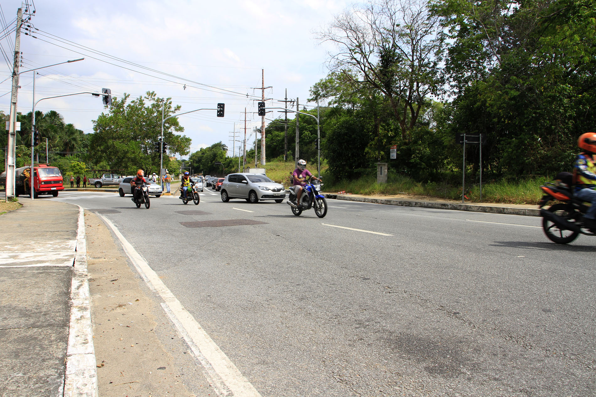Manaus/AM - 02-09-16 MANAUSTRANS implanta semáforo na Av. Das Torres. Foto: Karla Vieira/SEMCOM.