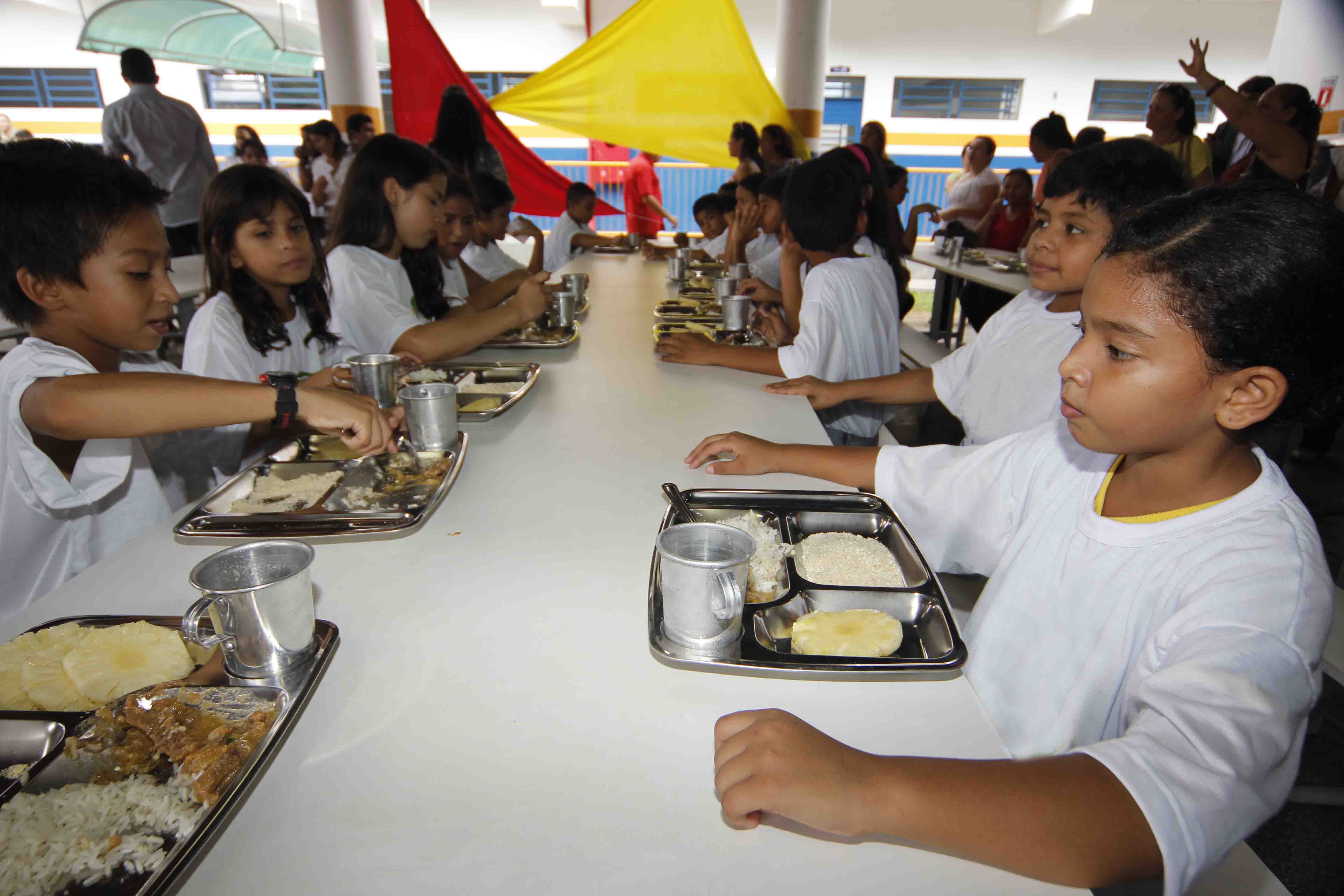 MANAUS/AM - 08-03-2013 - PROGRAMA ALIMENTAR LANÇAMENTO DO PROGRAMA DE ALIMENTAÇÃO EDUCACIONAL. FOTO: ALTEMAR ALCANTARA / SEMCOM