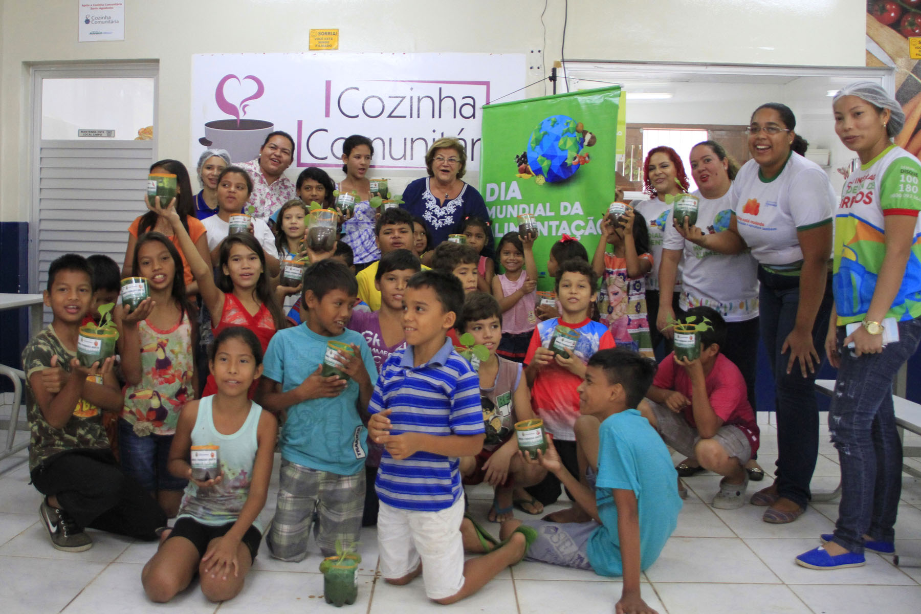 MANAUS/AM - 07/10/16 Cozinha comunitária realiza plantio de horta em comemoração ao Dia Mundial da Alimentação. Foto: Karla Vieira/Semcom.