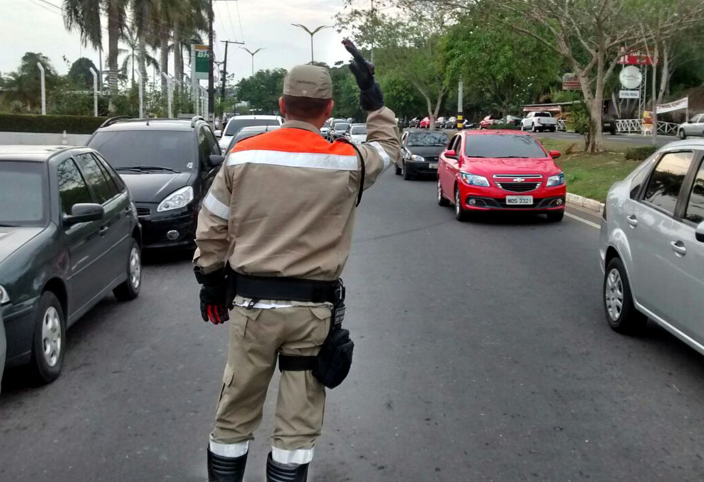 Manaus - 31/10/2016 Agentes organizando trânsito no Cemitério Foto.Assessoria manaustrans