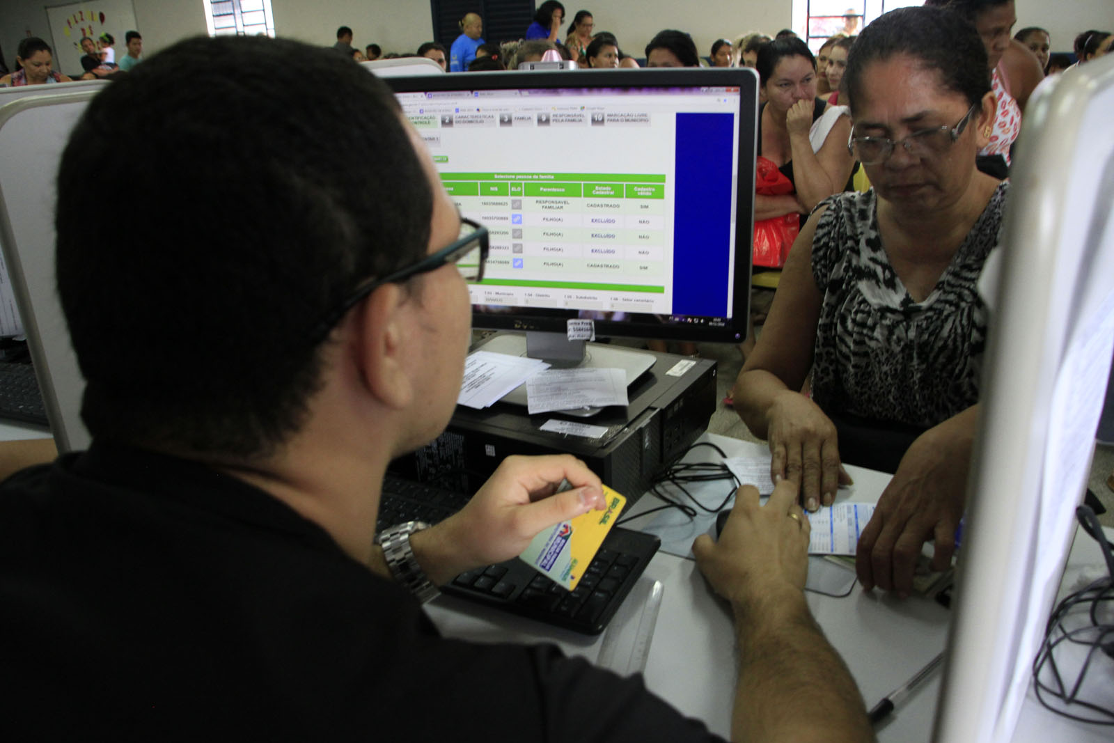 Manaus - 08/11/2016 Rercadastramento bolsa familia Foto.Altemar Alcantara / Semcom