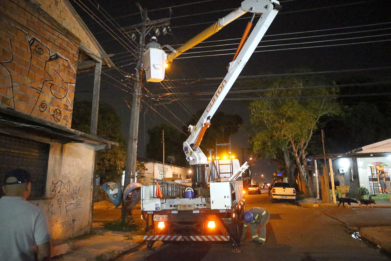Manaus, 04/11/16. O prefeito em exercicio Hiram Nicolau, acompanha a instalacao de iluminacao a led, na rua Armando Conde, Manoa. Foto: Raimundo Valentim/Semcom