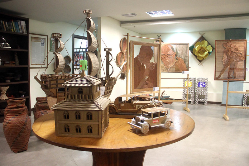 Professores da rede municipal apresentam exposição de materiais feitos de papel e papelão