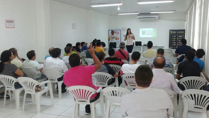 Condutores que cumprem pena alternativa têm palestra com educadores de trânsito