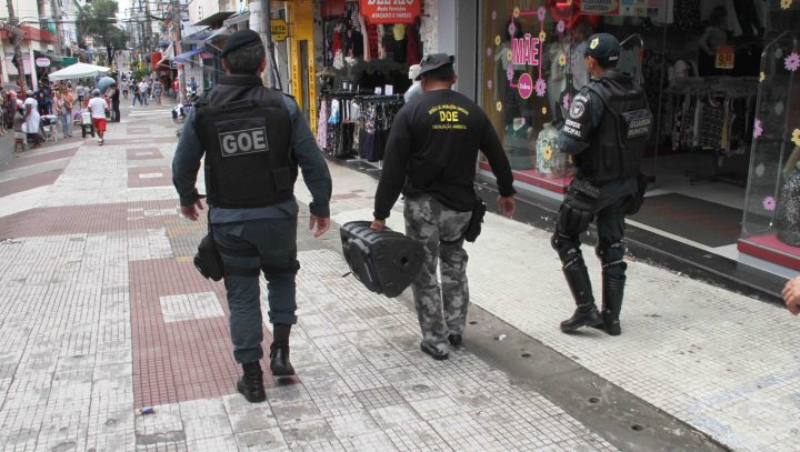 Denúncias de poluição sonora levam Prefeitura a autuar cinco lojas no Centro