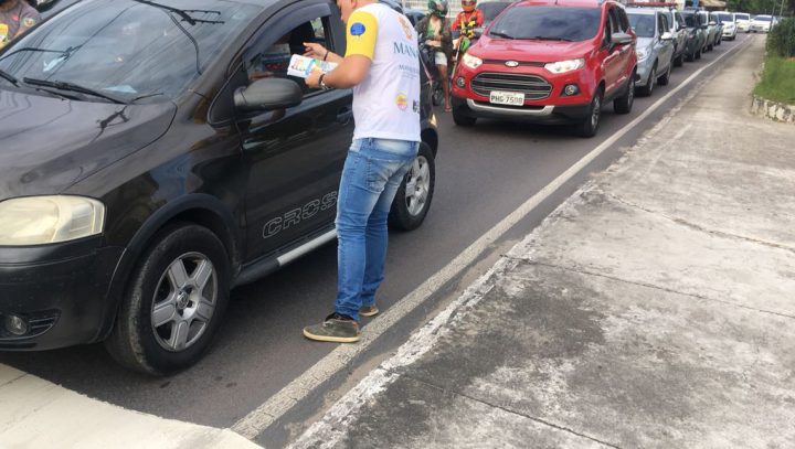 Ação Manaus na Faixa orienta pedestres e condutores na Efigênio Sales