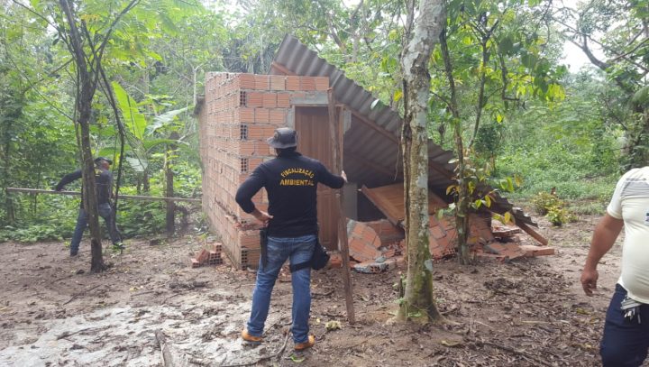 Prefeitura autua e faz demolição de ocupações irregulares em áreas públicas